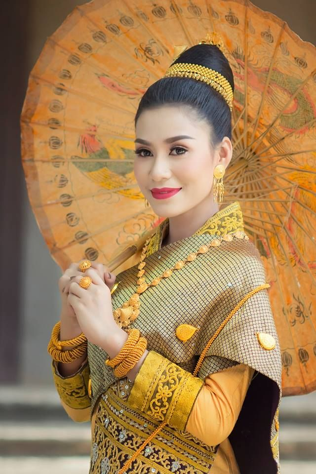 สาวลาวใส่ชุดลาว