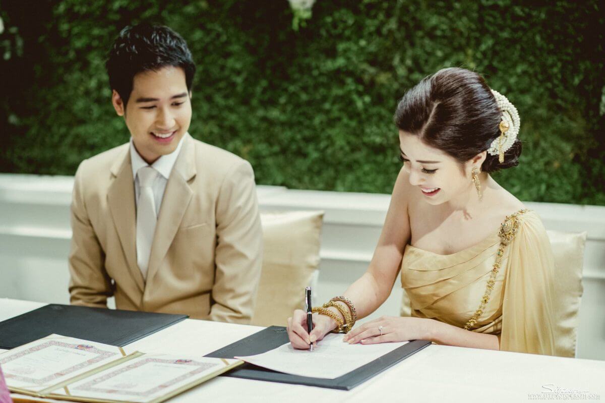 คู่รักจดทะเบียนสมรส